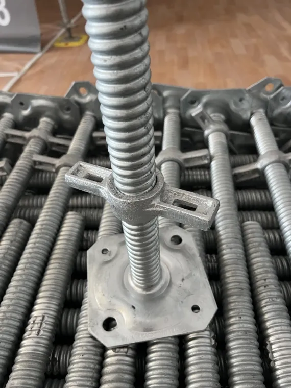 Socle verin ou pied d'échafaudage